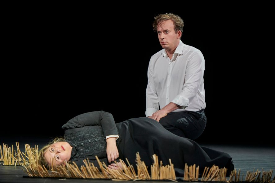 Oper Dortmund / Lohengrin - hier : Christina Nilsson als Elsa von Brabant, Daniel Behle als Lohengrin © Thomas Jauk, Stage Picture 