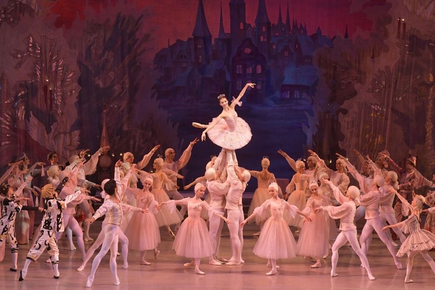 Festspielhaus Baden - Baden / Der Nussknacker Maria Khoreva (Mascha) &amp; Kimin Kim (Prince) in The Nutcracker by Valentin Baranovsky © State Academic Mariinsky Theatre