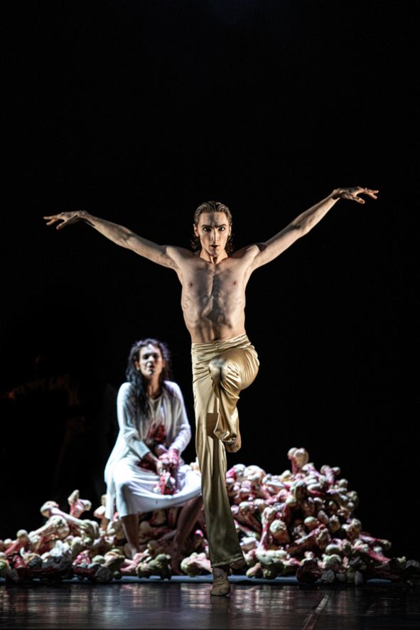 Oper Dortmund / Purgatorio - hier : Guillem Rojo i Gallego als Erzengel, Clara Pertuy als Anima Foto © Helena Maria_Buckley