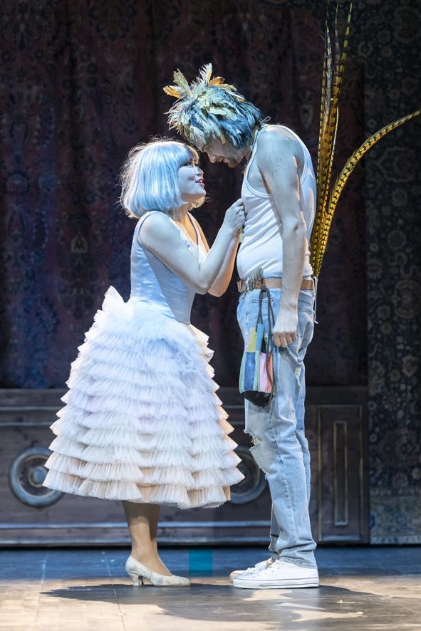 Theater Augsburg / Die Zauberflöte - Wiard Witholt (Papageno) und Jihyun Cecilia Lee (Pamina) ©Jan-Pieter Fuhr