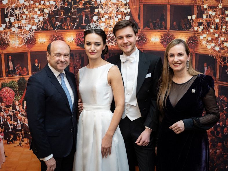 Wiener Staatsoper / Wiener Opernball 2020 - Staatsopernintendant D Meyer, das Debütantenpaar Marion Moshammer und Adrian Kreuzspiegel, Maria Großbauer © Wiener Staatsoper GmbH / Ashley Taylor