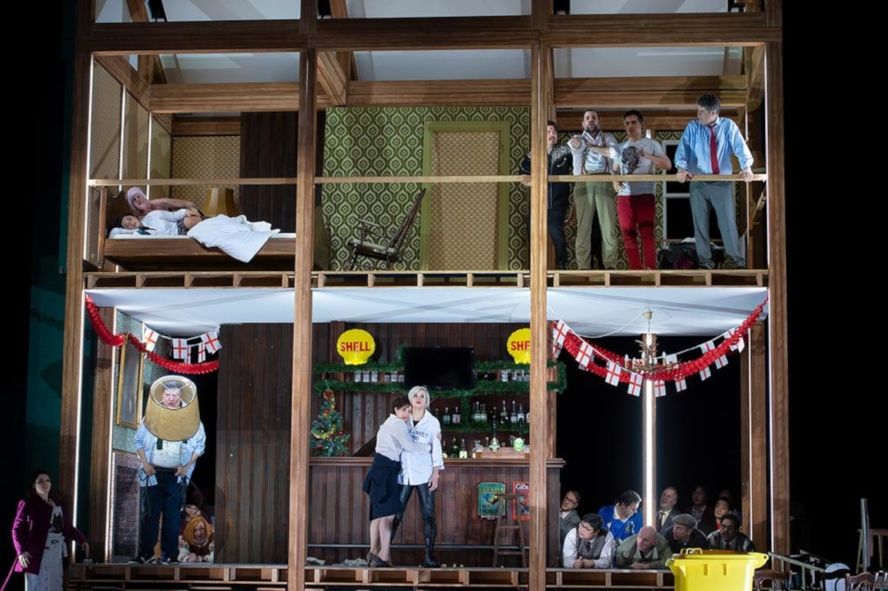 Staatsoper Hamburg / Falstaff - hier : das Ensemble © Monika Rittershaus