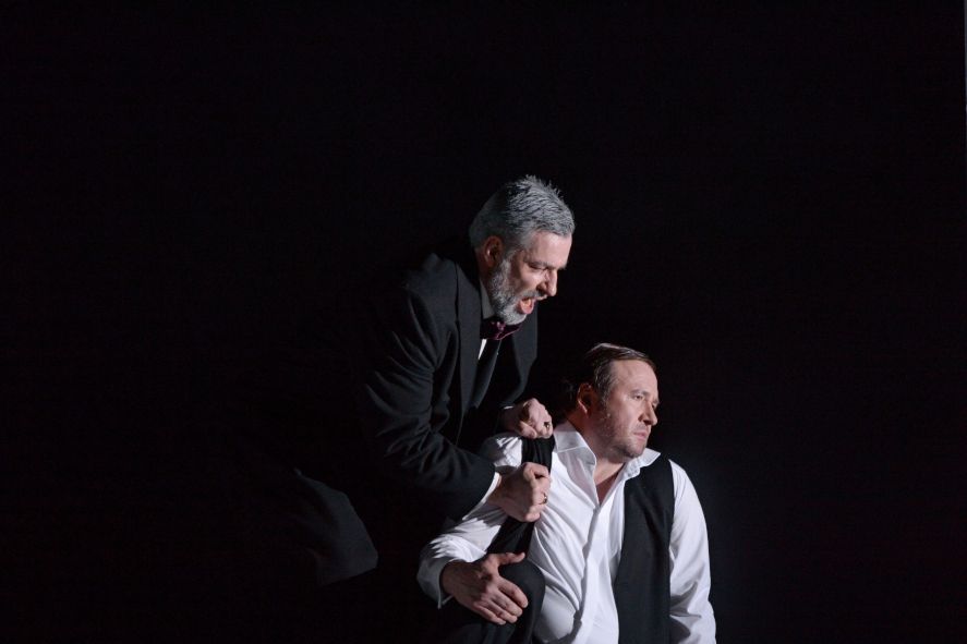 Oper Frankfurt / Tristan und Isolde - hier : Andreas Bauer Kanabas als König Marke, Vincent Wolfsteiner als Tristan © Barbara Aumüller