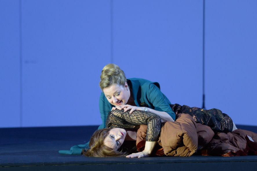  Oper Frankfurt / Tristan und Isolde - hier : Rachel Nicholls als Isolde, Claudia Mahnke als Brangäne; über sie gebeugt © Barbara Aumüller