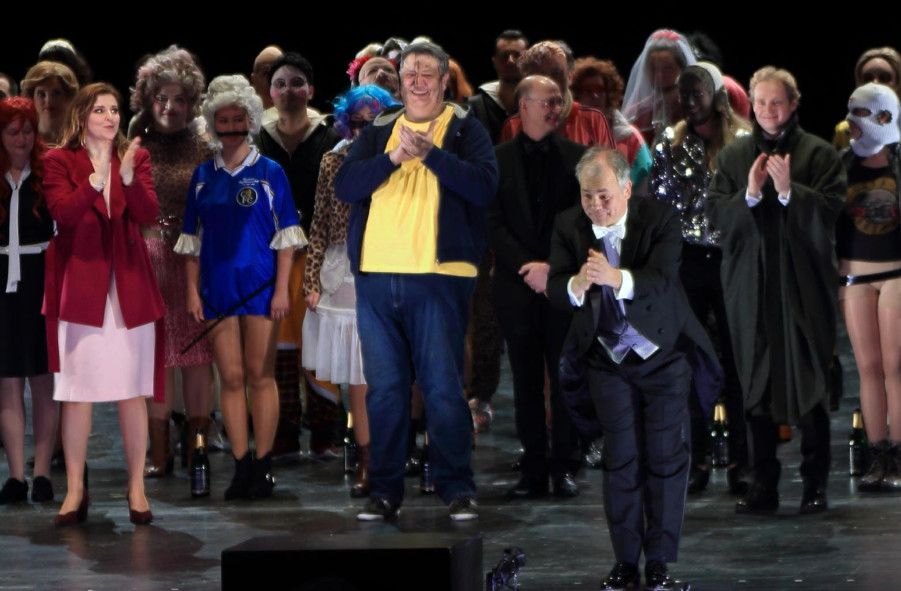 Staatsoper Hamburg / Falstaff - hier : Schlussapplaus mit dem Ensemble © Patrik Klein