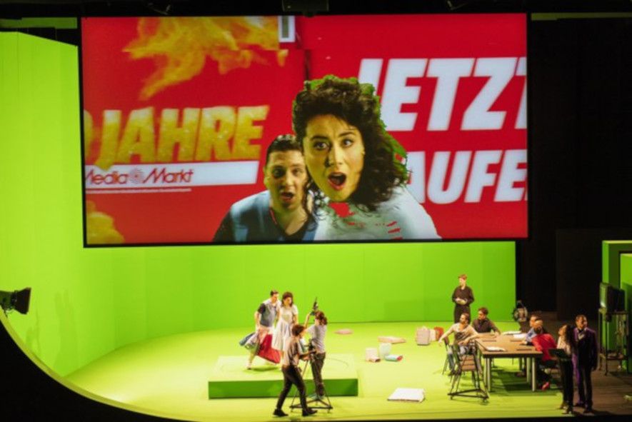 Theater Bonn / Fidelio - hier : Marzelline und Jaquino auf der Bühne, unten, im Media-Markt oben © Thilo Beu