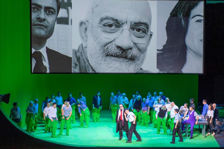 Theater Bonn / Fidelio - hier : Der Gefangenenchor, unten, auf der Leinwand Fotos Gefangener, Misshandelter © Thilo Beu