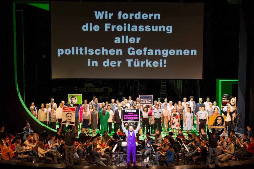  Theater Bonn / Fidelio - hier : Aufruf zum Ende der Vorstellung  © Thilo Beu