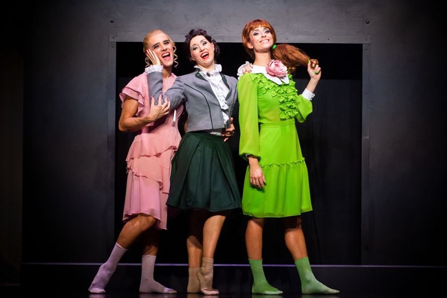 Theater Rudolstadt / Cinderella -v. li. Andrea Giuseppe Zinnato (Stiefschwester Drisella), Camilla Matteucci (Gräfin Tremaine, Stiefmutter), Eleonora Peperoni (Anastasia, Stiefschwester)  © Marco Kneise