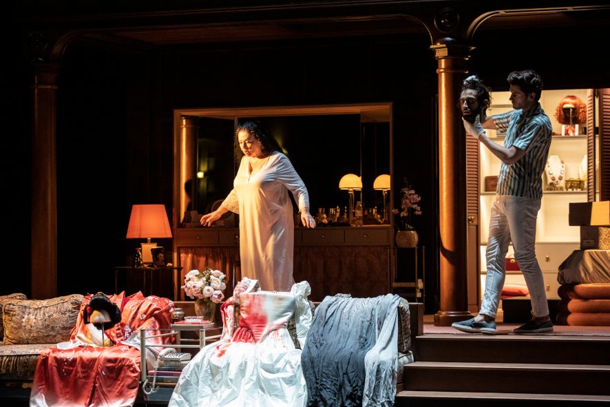 Opéra de Lyon / Tosca hier Catherine Malfitano als alternde Opern-Heroine  © Jean Louis Fernandez