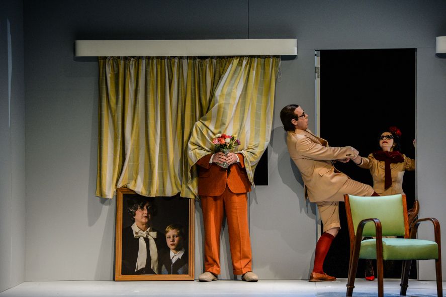  Nationaltheater Mannheim / Don Pasquale - hier : vl Bartosz Urbanowicz als Don Pasquale, Nikola Diskic als Doktor Malatesta, Amelia Scicolone als Norina © Hans Jörg Michel