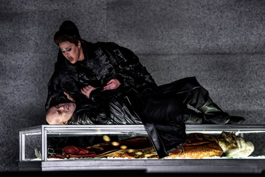 Theater Erfurt / Lohengrin - hier : Klare Machtverhältnisse bei Ortrud und Telramund (Anne Derouard und Máté Sólyon-Nagy © Lutz Edelhoff