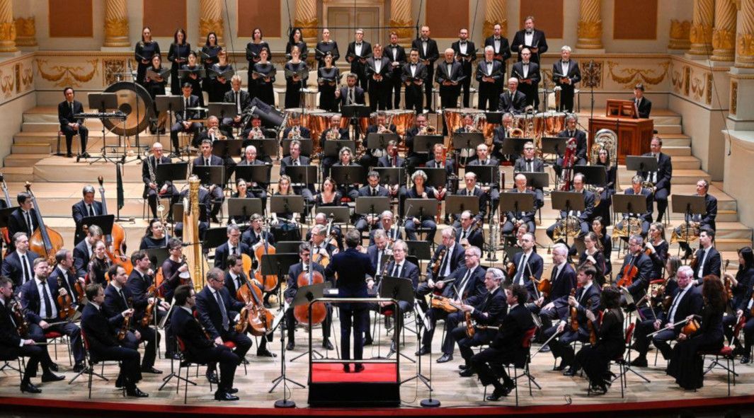 Semperoper Dresden / Sächsische Staatskapelle Dresden mit Chor unter Daniel Harding © Matthias Creutziger