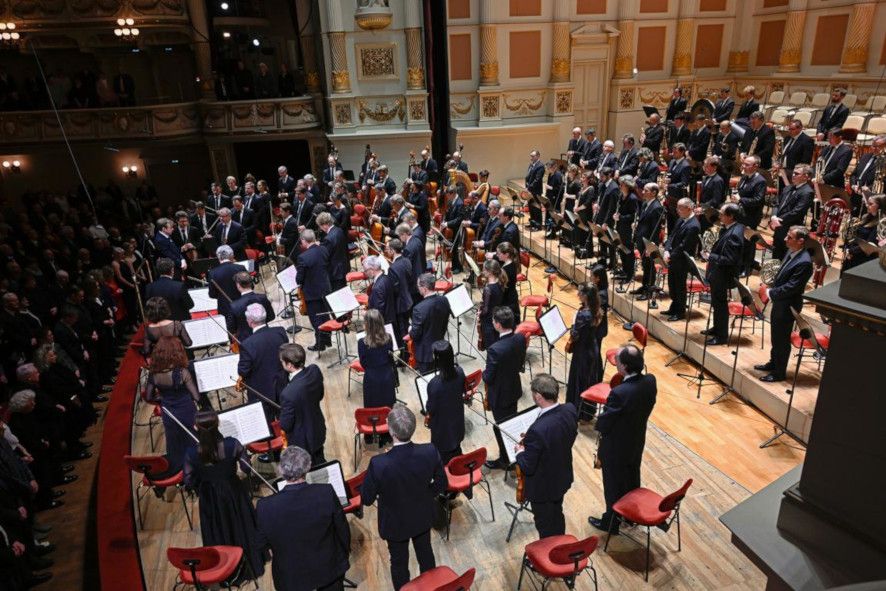 Semperoper Dresden / Gedenkminute zur Zerstörung Dresdens - Sächsische Staatskapelle Dresden, Chor, Daniel Harding © Matthias Creutziger