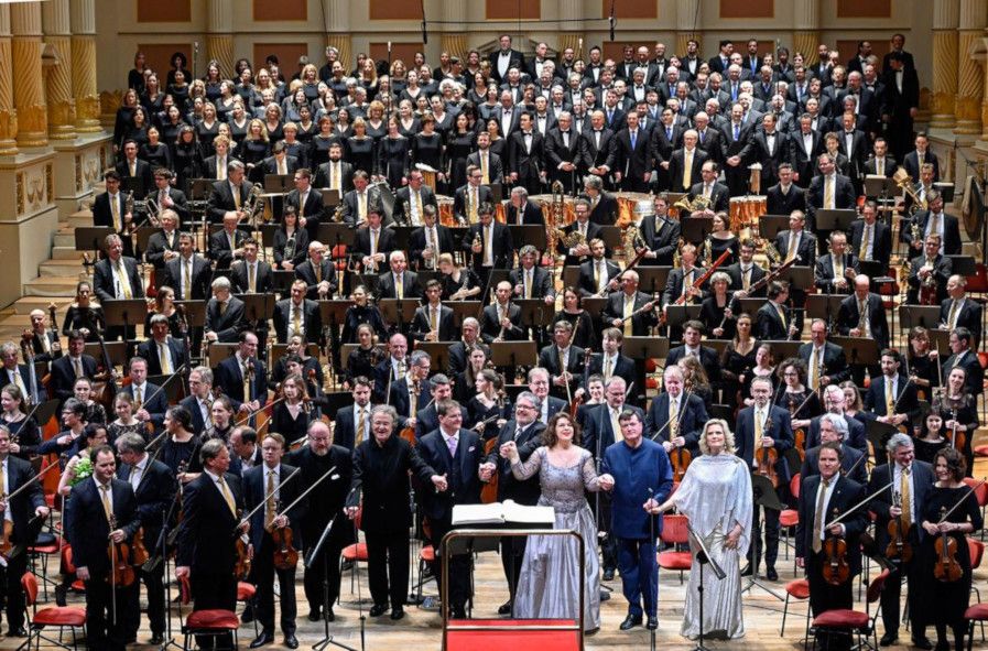 Semperoper Dresden / Gurre Lieder - hier .  das 143 Personen fassende Orchester mit Christian Thielemann  und Solisten © Matthias Creutziger