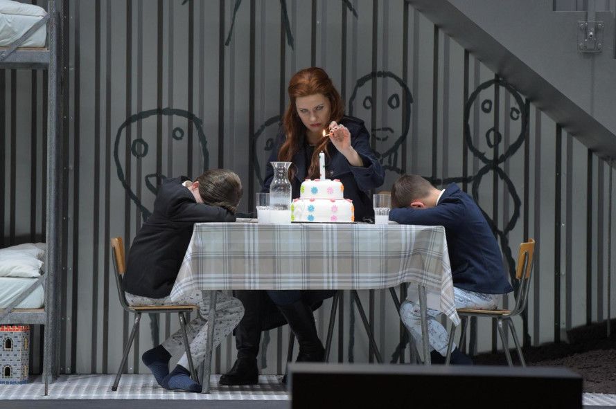 Staatsoper Hamburg / Norma -hier : Marina Rebeka und ihre beiden Kinder  © Hans Joerg Michel