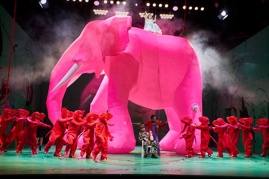  Oper Wuppertal / Der Liebestrank - hier : Adina schwebt im Himmel über Tuffi, der Elefantenkuh und Statisten © Bjoern Hickmann