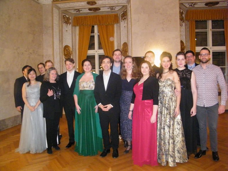 Richard Wagner-Verband Wien / Stipendiatenkonzert - hier : die Teilnehmer mit Vorstandsmitglied Marcus Haimerl 2 vr © Elisabeth Koenig