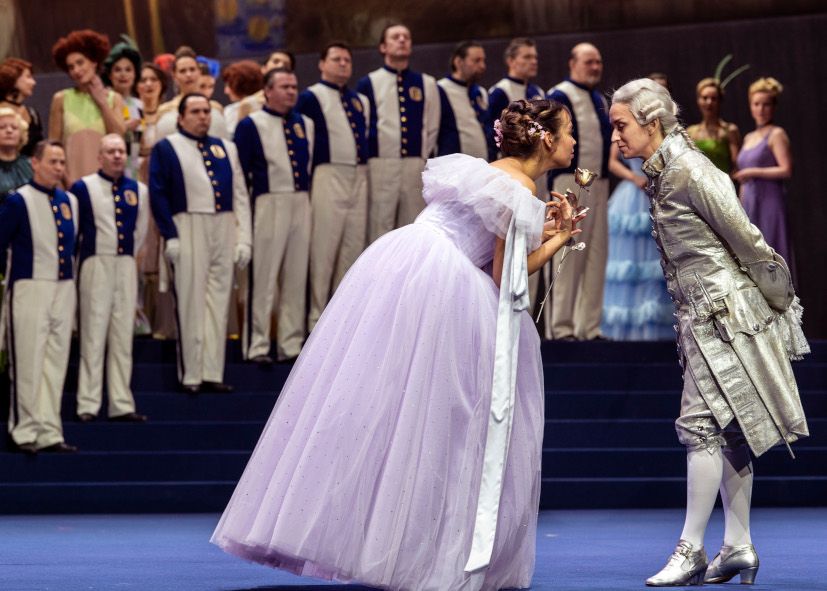 Staatsoper Unter den Linden Berlin / Der Rosenkavalier - hier : Nadine Sierra (Sophie), Michèle Losier (Octavian) _ Ensemble © Ruth Walz