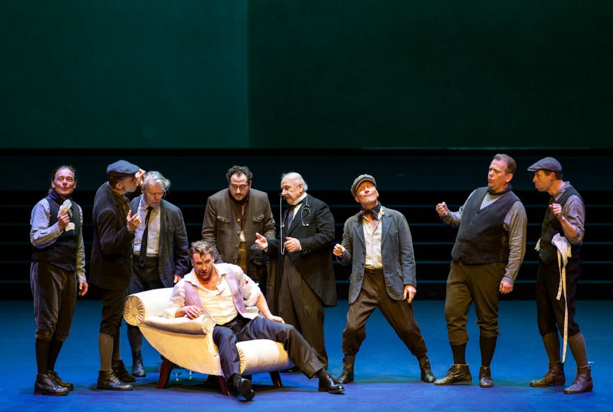 Staatsoper Unter den Linden Berlin / Der Rosenkavalier - hier :  Staatsopernchor, Günther Groissböck (Baron Ochs auf Lerchenau), Christian Schönecker (Leopold) und Wassil Penkov (Medicus) © Ruth Walz