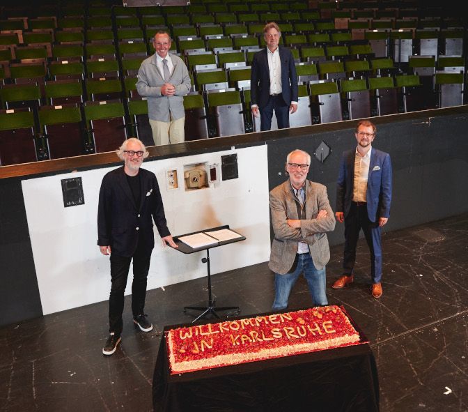 Badisches Staatstheater / Vl Der neue GMD Georg Fritsch, Mitte, wird im Orchestergraben des BST von Oberbürgermeister Dr. Frank Mentrup, Kulturbürgermeister Dr. Albert Käuflein sowie Generalintendant Peter Spuhler willkommen geheissen © Arno Kohlem / Badisches Staatstheater