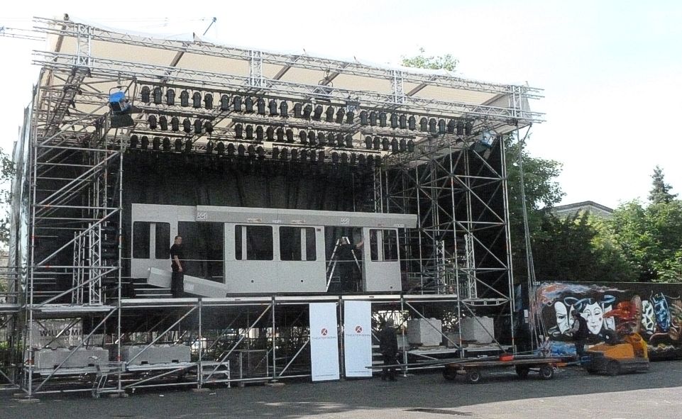 Auto-Theater in Bonn / Aufbereitung der Bühne für das Stück LINIE 16, gespielt in einer Strassenbahn © IOCO