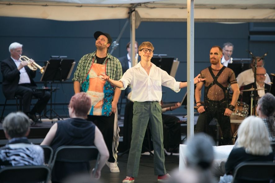 Theater Altenburg Gera / Sommertheater "Achtung, Grillgefahr!", im Bild: Markus Lingstädt, Sebastian Schlicht, Mario Radosin © Ronny Ristok