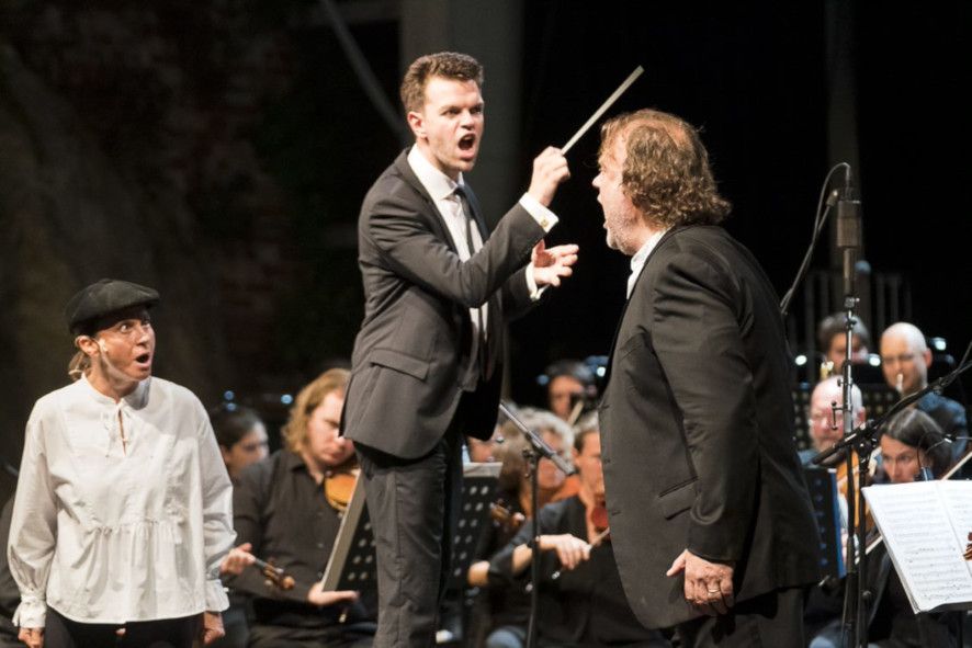 Graz Schlossbergbühne Kasematten/ Fidelio - hier : v.l. Barbara Krieger, Marcus Merkel, Bryn Terfel © PhotoWerk