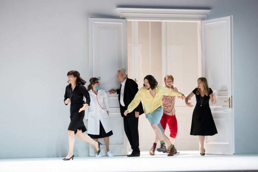 Salzburger Festspiele 2020 / Cosi fan tutte, hier Marianne Crebassa als :Dorabella, Lea Desandre als Despina, Johannes Martin Kränzle: als Don Alfonso, André Schuen als Guglielmo, Bogdan Voklov als Ferrando, Elsa Dreisig als Fiordiligi @ Monika Rittershaus