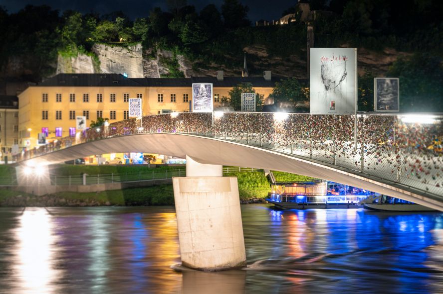 Das Salzburger Festspielhaus bei Nacht - ein Künstlerplakat @ SF / Luigi Caputo