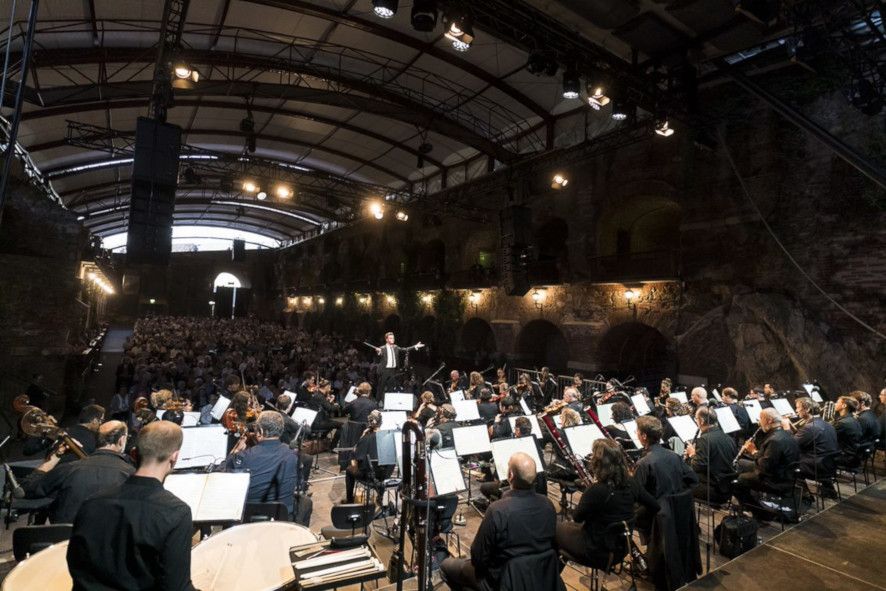 Schlossbrgbuehne Kasematten in Graz / Fidelio - hier : Dirigent Marcus Merkel, Grazer Philharmoniker und das Publikum © PhotoWerk