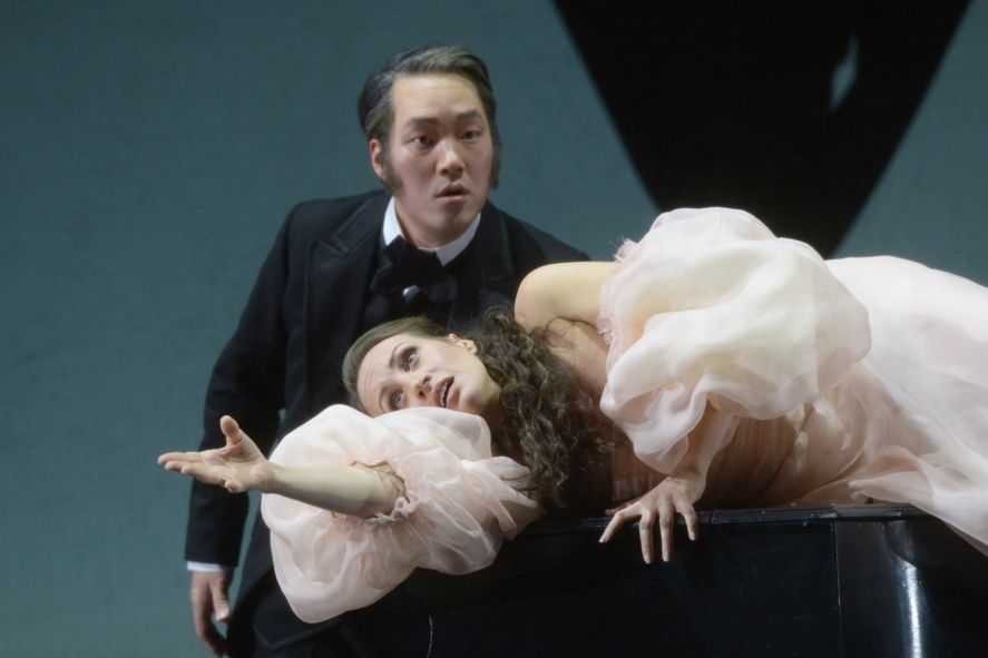 Oper Frankfurt / I Puritani - Kihwan Sim (Sir Giorgio) und Brenda Rae (Elvira) © Barbara Aumüller