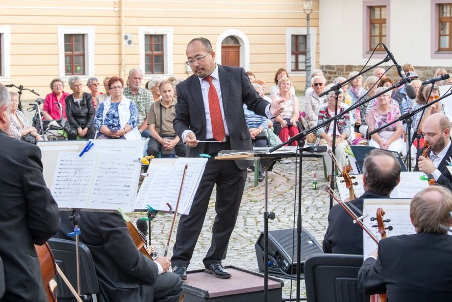 Eduard von Winterstein Theater / Sommer-Open-Air - Die Erzgebirgsphilharmonie hat am Freitagabend zum Olbernhauer Sommer-Open-Air. Dirigiert wurde das Ensemble von GMD Naoshi Takahashi (Mitte.) © Jan Görner