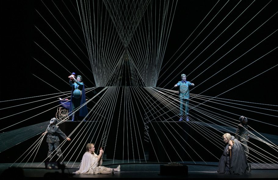  Deutsche Oper am Rhein / Der Kaiser von Atlantis - v.l. Anke Krabbe als Mädchen, Kimberley Boettger-Soller als Trommler, David Fischer als Harlekin), Thorsten Grümbel als Lautsprecher, Luke Stoker als Tod, Sergej Khomov als Soldat © Hans Jörg Michel