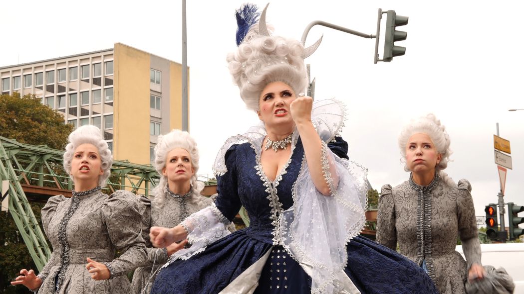 Oper Wuppertal / Die Zauberflöte - hier : Die Königin der Nacht und die Drei Damen werden zur Ouvertüre von Sarastro aus dem Opernhaus geworfen - sind erzürnt © Jens Grossmann