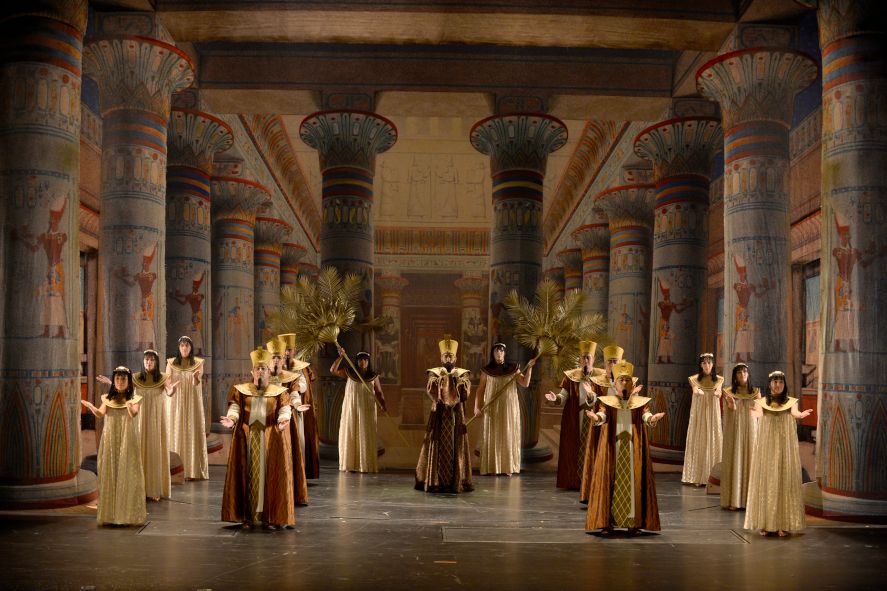 Oper Wuppertal / Die Zauberflöte - hier : Sarastro und die Priester im Tempel der Weisheit © Jens Grossmann 