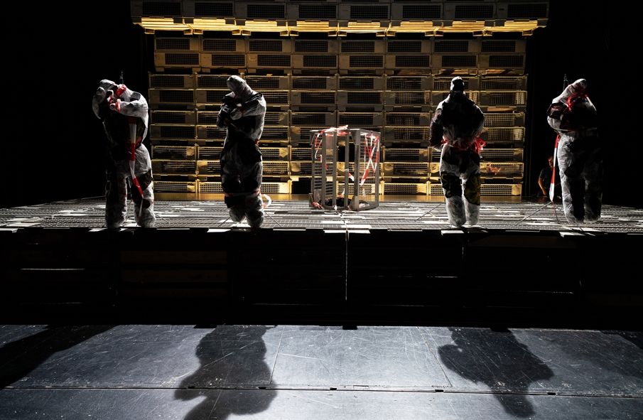 Theater Pforzheim / Fidelio - Buehnenbild Puppen © Sebastian Seibel