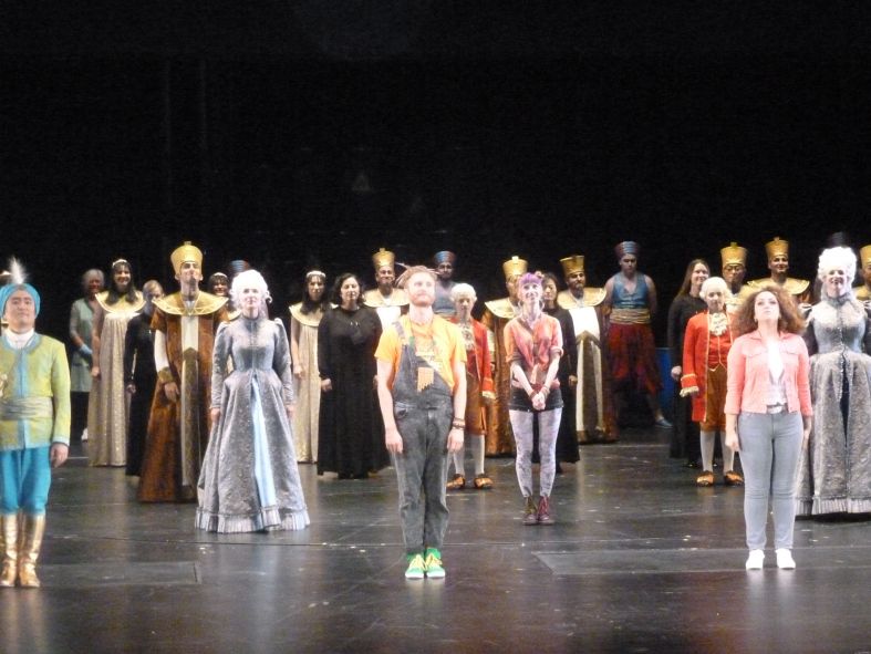  Oper Wuppertal / Die Zauberflöte - hier : der Schlussapplaus vorne vl Tamino, Papageno, Pamina © IOCO