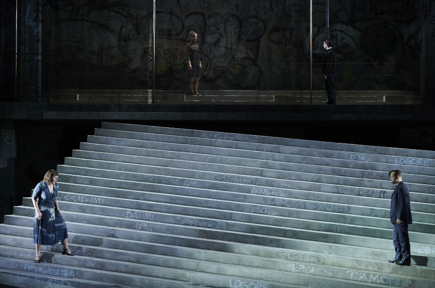 Staatsoper Stuttgart / Cavalleria rusticana - hier : Auf dem Bild Eva-Maria Westbroek als Santuzza, Ida Ränzlöv als Lola, Arnold Rutkowski als Turiddu © Matthias Baus