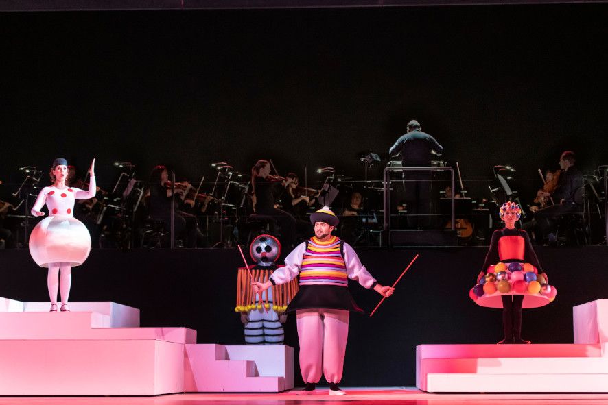 Theater Erfurt / Der Schauspieldirektor - hier : Wie im „Triadischen Ballett“ von Oskar Schlemmer, vl Daniela Gerstenmeyer als Sopran, Juri Batukov als Bariton, Brett Sprague als Tenor und Leonor Amaral als Sopran © Lutz Edelhoff