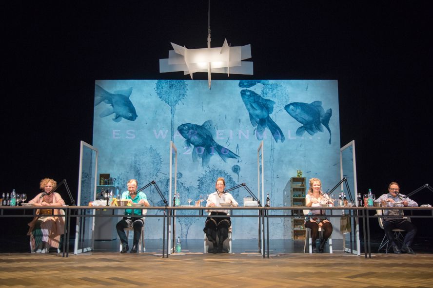 Theater Osnabrück / WILLKOMMEN - Komödie zur Willkommenskultur - hier : Die Wohngemeinschaft ist zum Meeting versammelt; vl Christina Dom, Andreas Möckel, Juliane Böttger, Hannah Walther, Stefan Haschke © Uwe Lewandowski