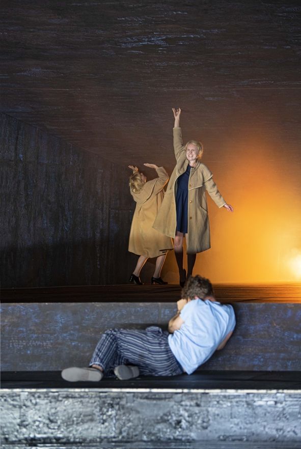 Staatstheater Cottbus / UMKÄMPFTE ZONE Eine Bearbeitung des gleichnamigen Romans von Ines Geipel durch Armin Petras Uraufführung Szenenfoto mit: (oben v.l.n.r.) Susann Thiede und Lucie Luise Thiede (Schwester 1 und 2); (vorn) Johann Jürgens (Bruder) © Marlies Kross