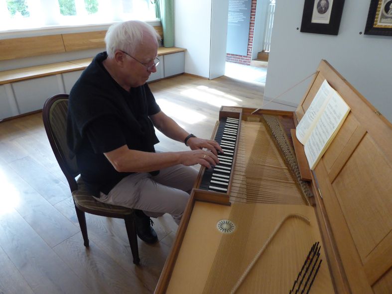 Karl-Michael Vitt, Komponist, am Clavichord © KM Vitt
