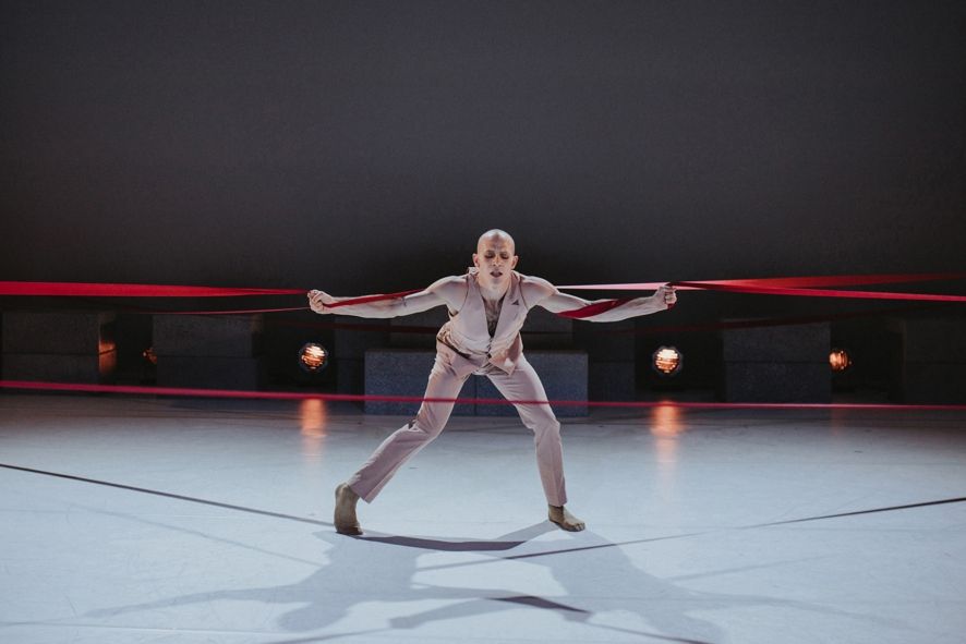 Staatstheater Cottbus / NUR EIN WIMPERNSCHLAG ... - Ballettabend von Oliver Preiß | Uraufführung Szenenfoto mit Alyosa Forlini © Claudia Bernhard