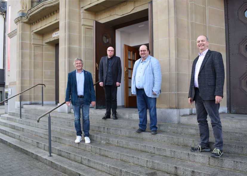  Theater Hagen / hier : Theater Geschäftsführer Dr. Thomas Brauers (re) Intendant Francis Hüsers (2. vli) bedanken sich bei scheidenden Aufsichtsratsvorsitzenden Sven Söhnchen (2. v. re) und Stellvertreter Wolfgang Röspel (li)  © Yuliana Falkenberg