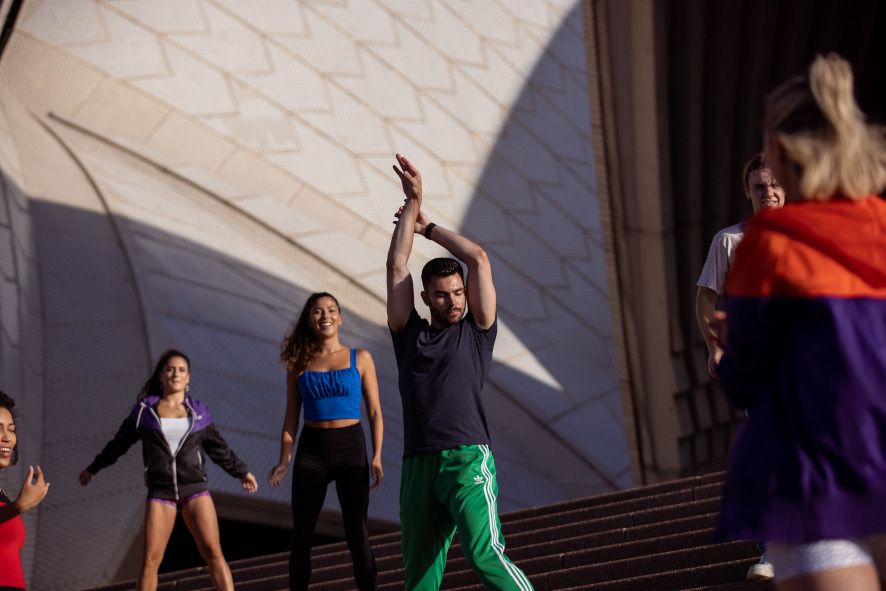 James Barry, bekannter Tänzer und Choreograph, lehrt auch Körper-Kurse auf den Stufen zum Sydney Opera House © Daniel Boud
