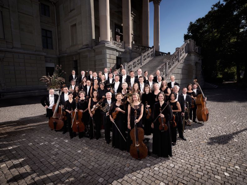  Musikkollegium Winterthur / hier das Orchester zu Füßen des Stadthauses © Paolo Dutto