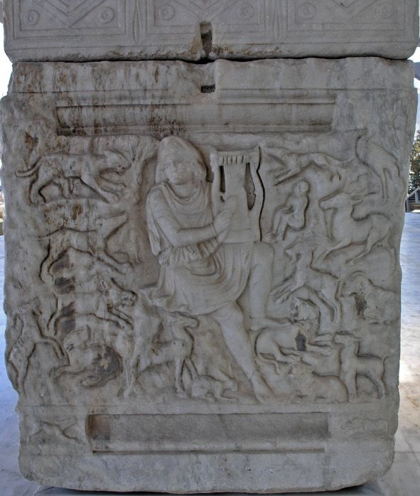 Antiker Sarkophag welcher Orpheus mit Leier abbildet © Wikimedia Commons / Marsyas
