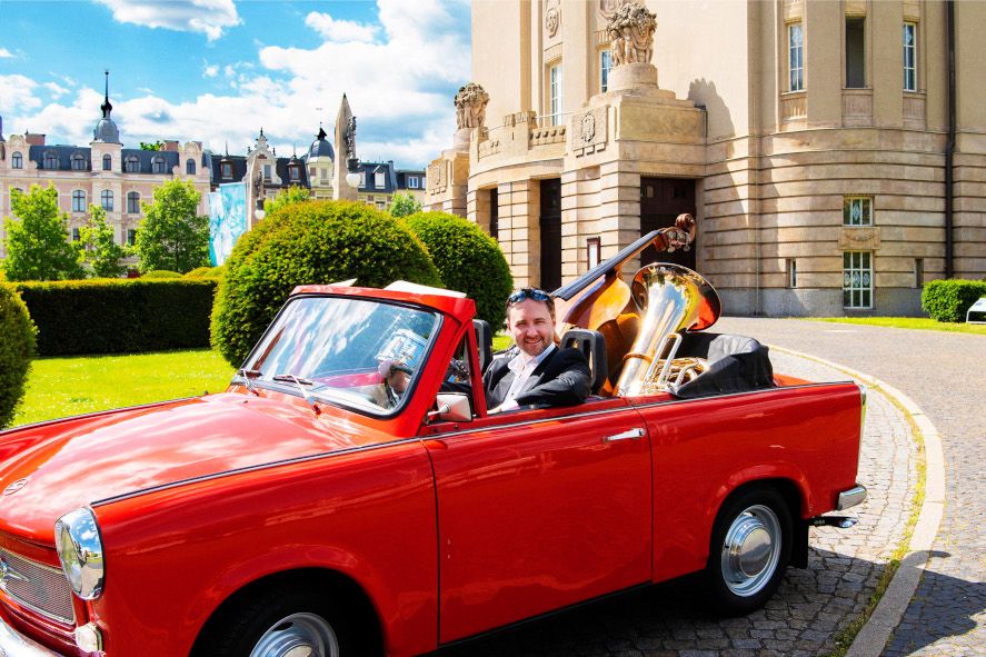 Staatstheater Cottbus / hier : Alexander Merzyn im Cabrio auf dem Weg zum Lausitzer Autokino © Marlies Kross