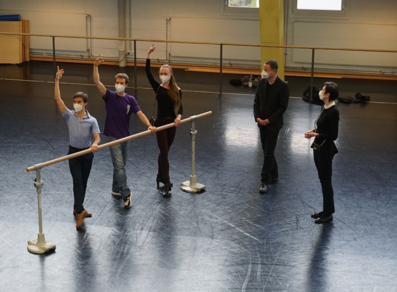 Staatsballett Berlin / Mentorship Programm für junge Tänzer*innen _ hier Kultursenator Klaus Lederer, 2.v.r, Christiane Theobald (r), Intendantin des Staatsballetts, neben den Ballettschülern Lorenzo Fernandes,, Hugo Martinez, Vienna Pokorny © dpa / Staatsballett Berlin 